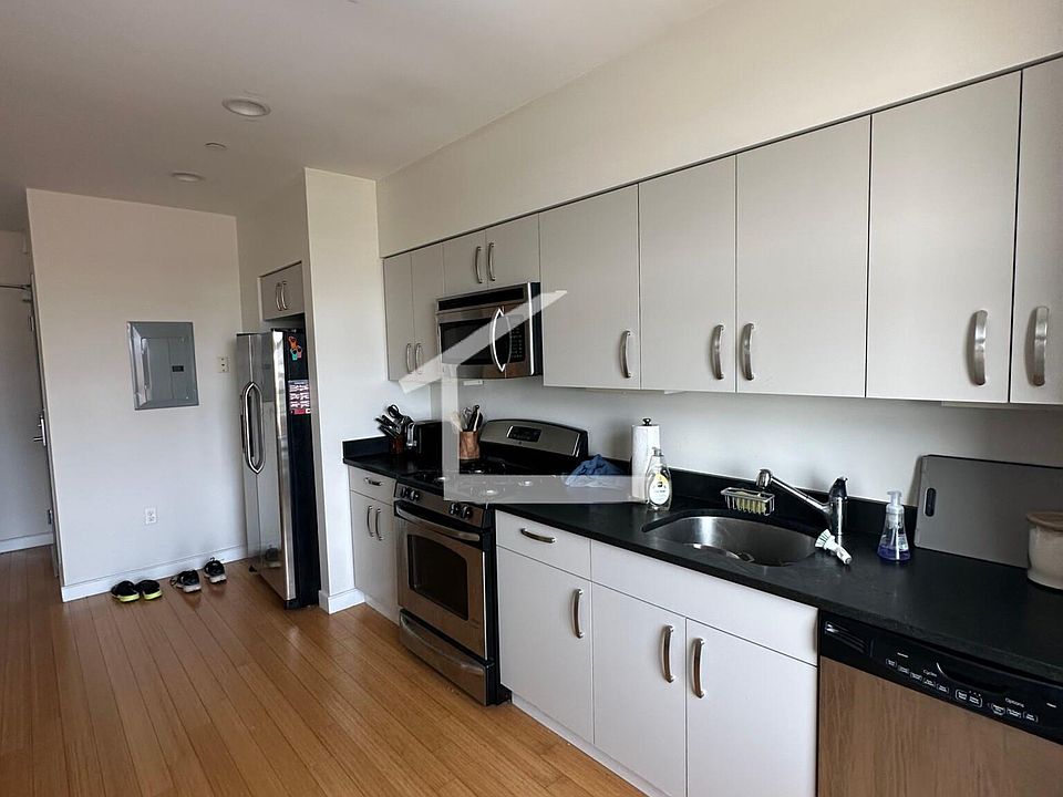 2nd image of 605 Albany St #6