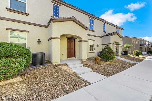 3 bed, 1241 sqft, $1,767 — Photo 2