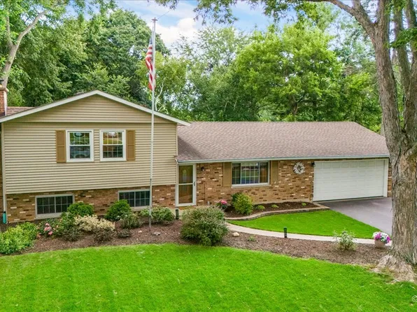 1836 Maple Ln, Dundee, IL 60118