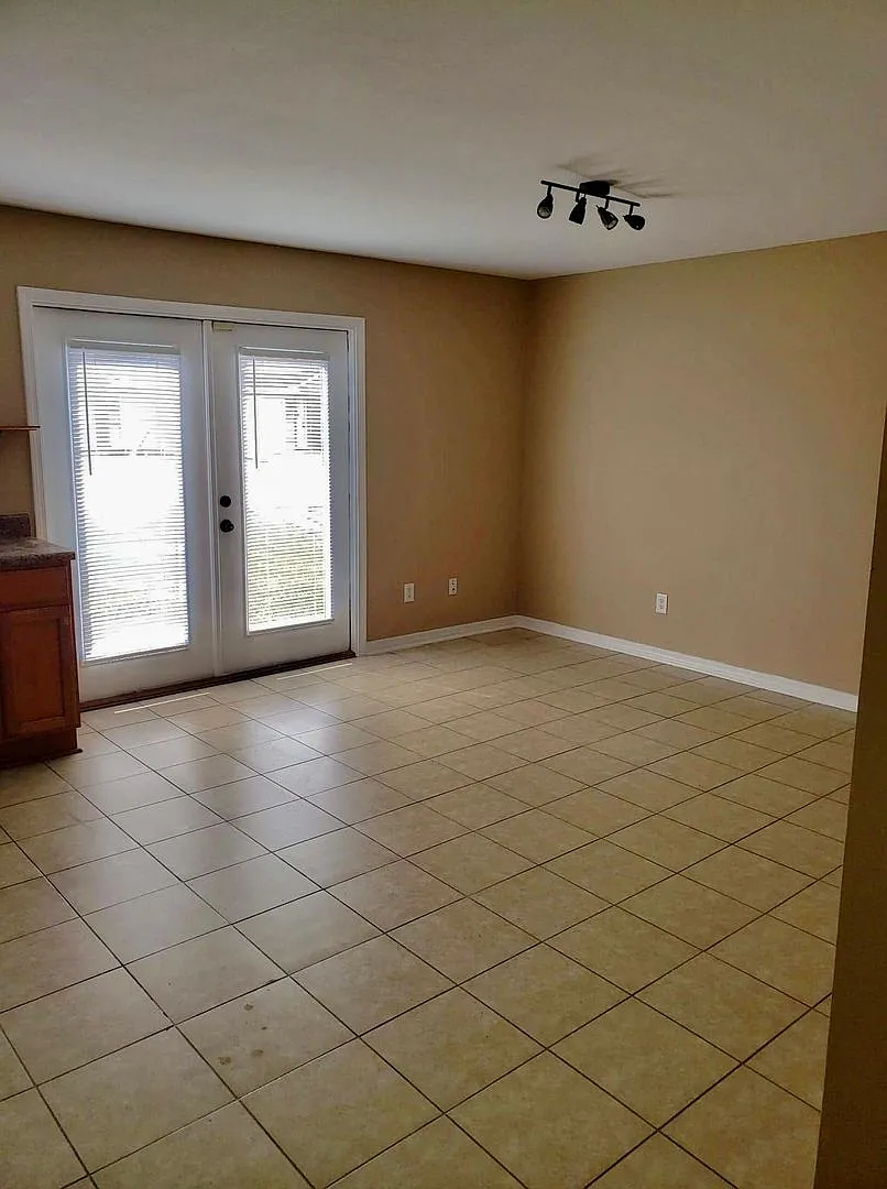 Cute 3 Bedroom, 2.5 Bath Townhome. — Photo 2