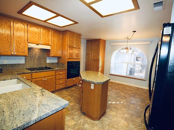 5th image of 464-050 Edgewood Cir