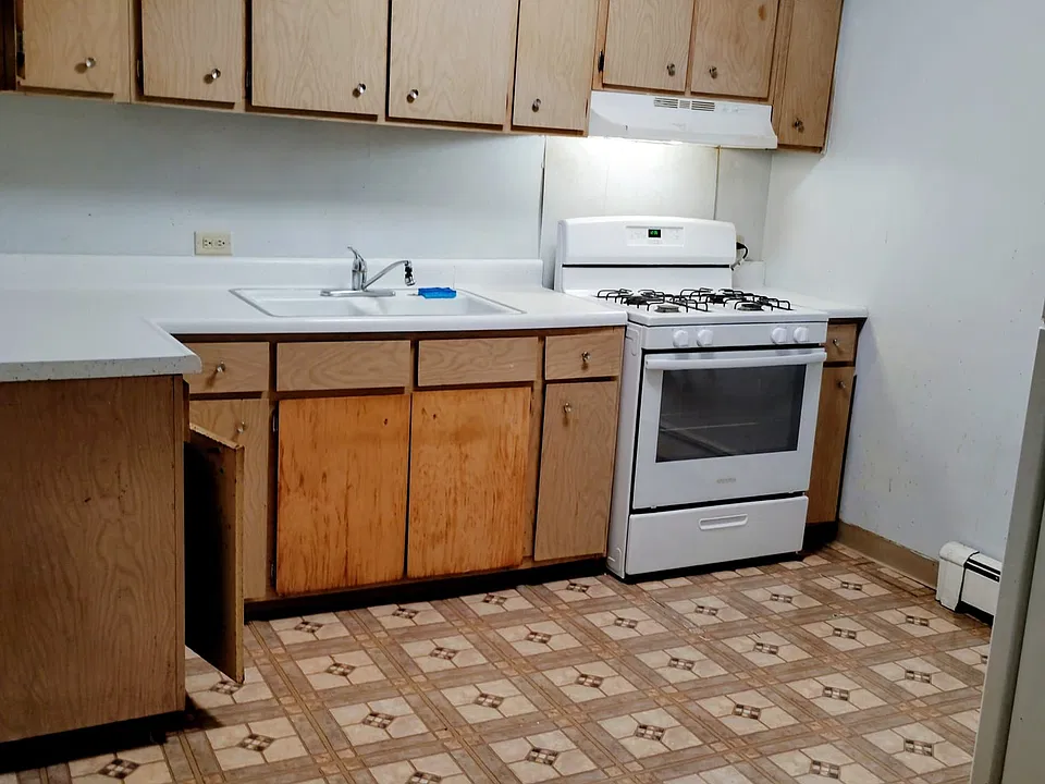 511 Chicago Rd #6