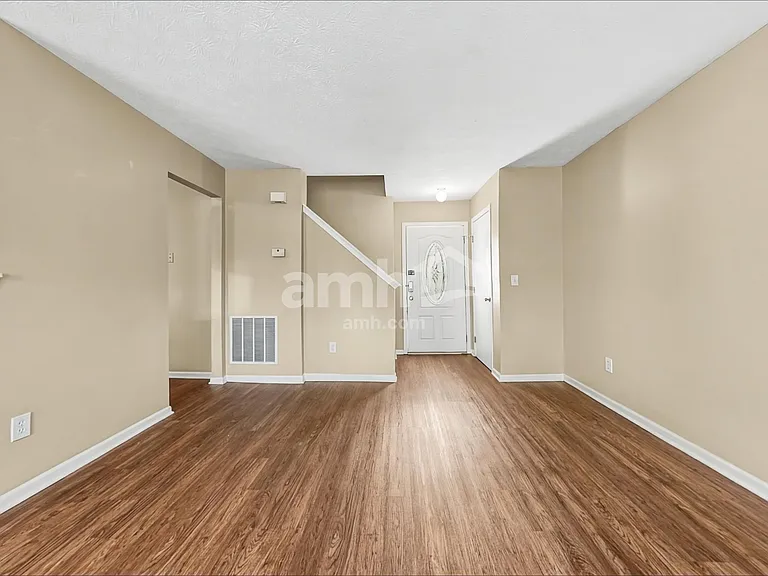 220 Hartford Ct — Photo 7