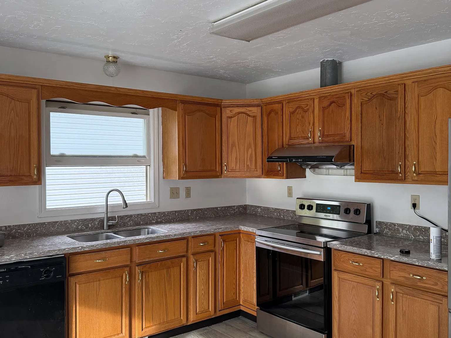 6 bed, 2200 sqft, $2,400 — Photo 2