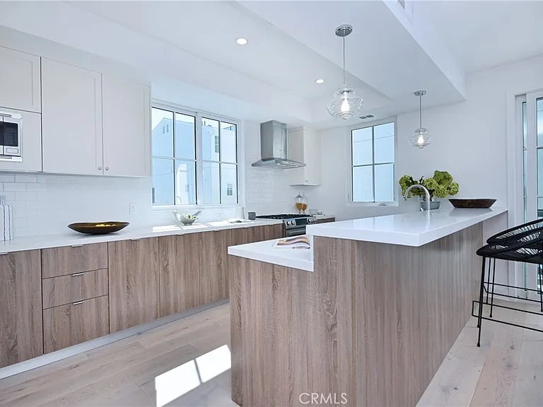 4641 Cahuenga Blvd — Photo 17