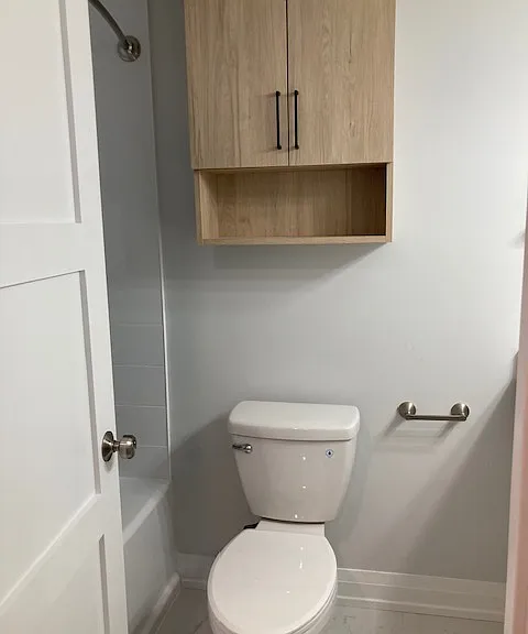 bathroom with tub/shower