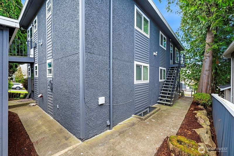 3rd image of 5954 Fauntleroy Way SW
