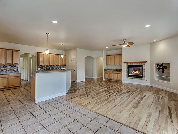 4th image of 700 N Wild Horse Dr