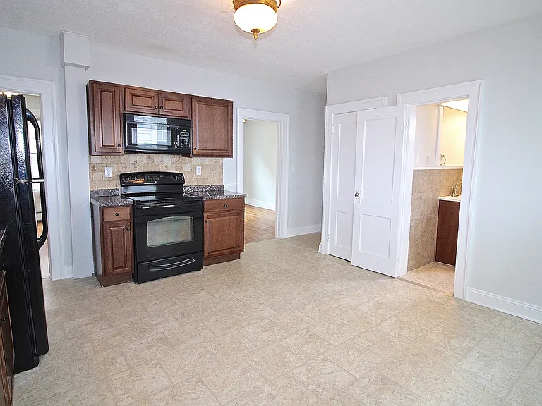 106 Grove St #1R — Photo 8