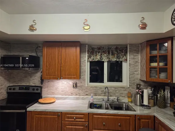 800 NW 48th Ter, Plantation, FL 33317