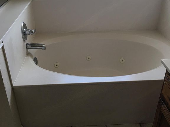 4th image of 810 E Elder Ln