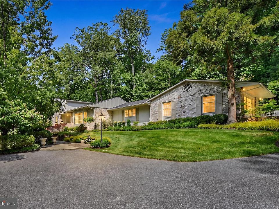 1st image of 11 Caveswood Ln