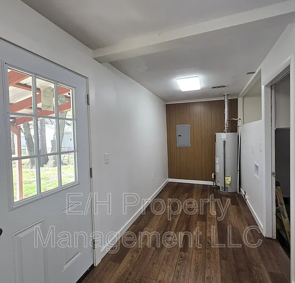 1121 E Luther St — Photo 11