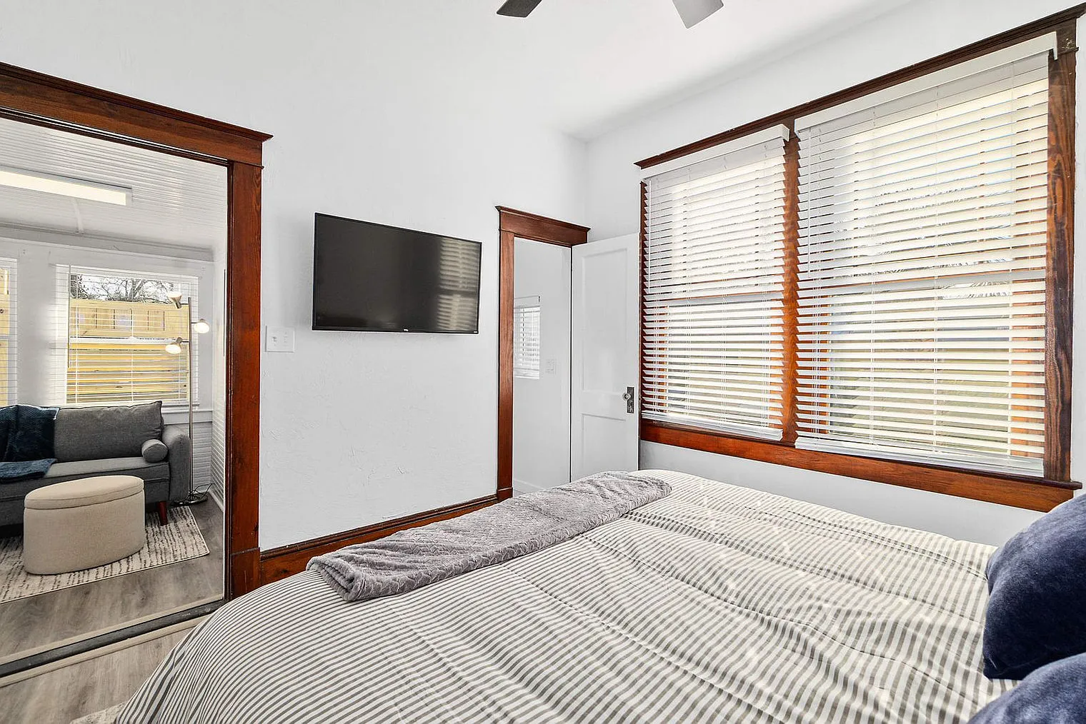 1 bed, 1.0 bath, 344 sqft, $2,102 — Photo 2