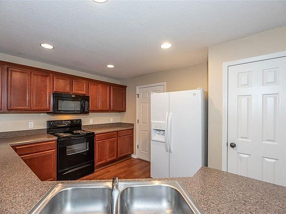 3rd image of 6946 Hawthorne Trace Ln
