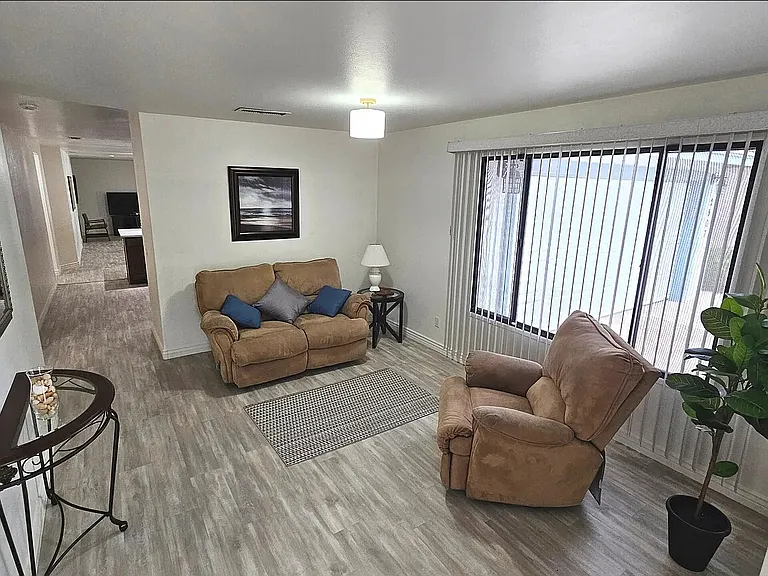 2907 S Elm St — Photo 3