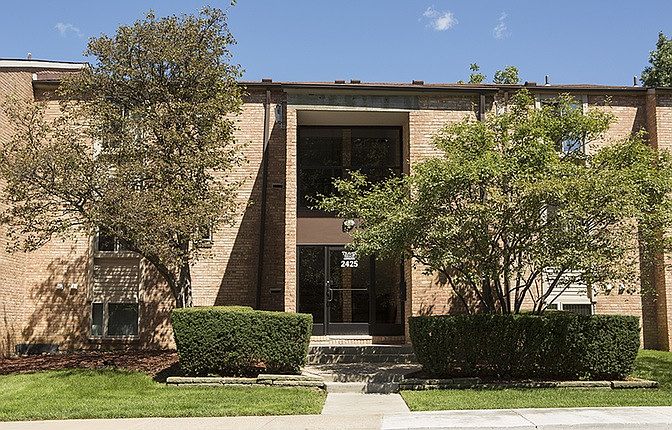 1st image of 2425 Lancashire Dr APT 2B