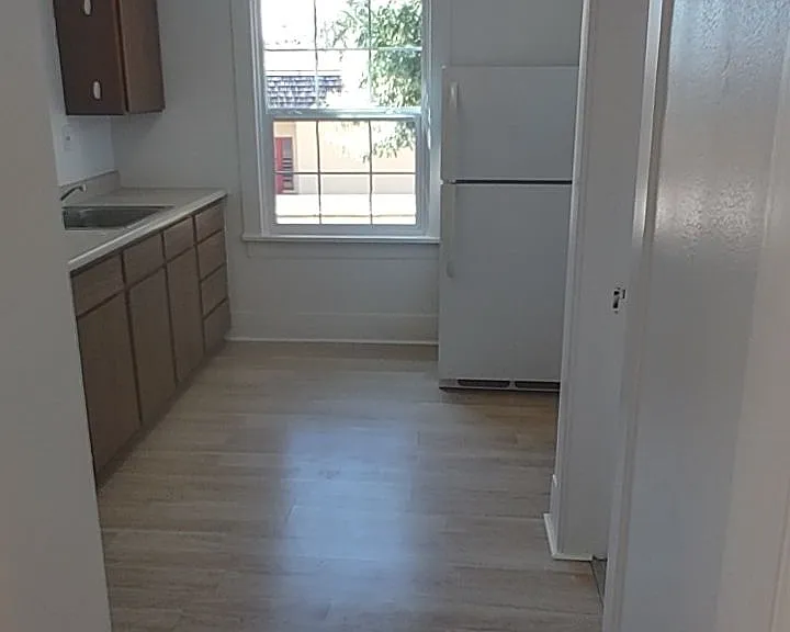 214 E 11th St #1 — Photo 16