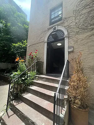 Rented by Real Manhattan Group LLC | media 7