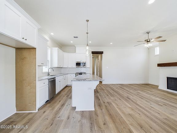 3rd image of 613 Bourdette Dr
