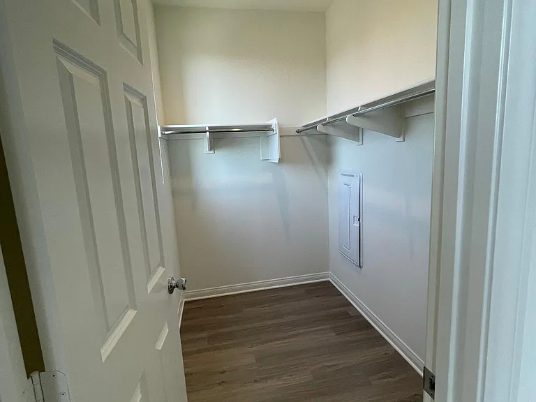 904 E 3rd St — Photo 8