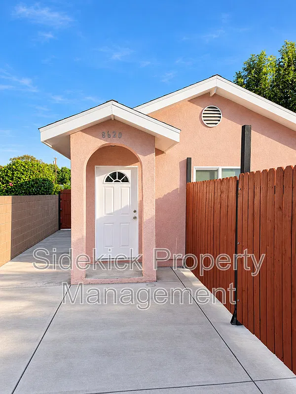 1 bed, 1.0 bath, 450 sqft, $2,100 — Photo 1