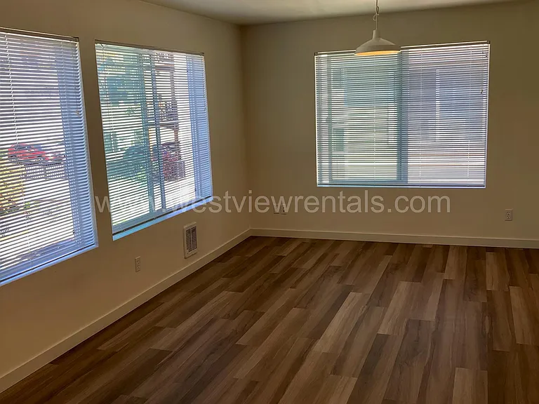 524 32nd St #402 — Photo 2