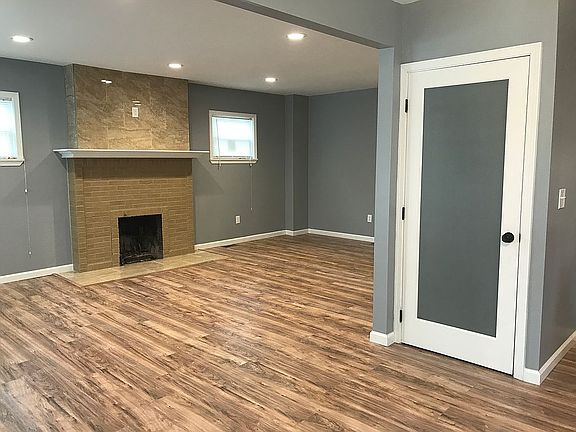 3rd image of 8941 Manor Ave