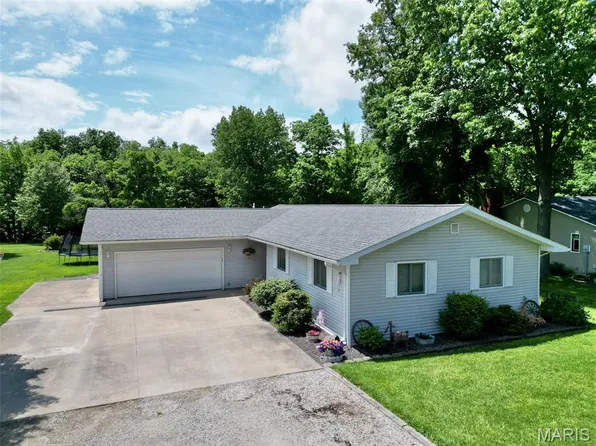 306 Lakewood Dr, Hillsboro, IL 62049