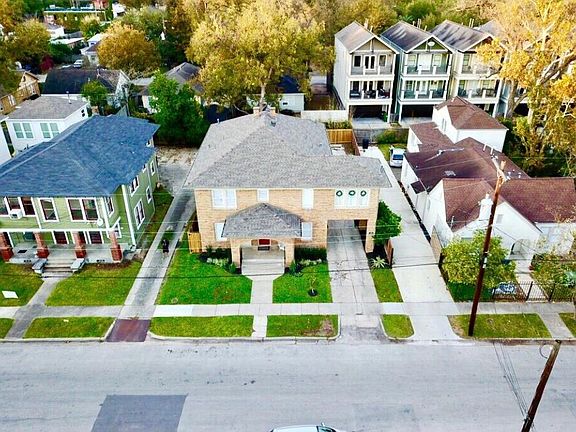 Centrally located in Houston's desirable Heights neighborhood, 121 North St is close to restaurants, shops, hike & bike trails, downtown, and more.