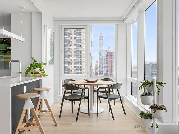 3rd image of 555 38th St APT 2903