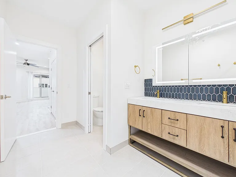 1129 N Hope St — Photo 46