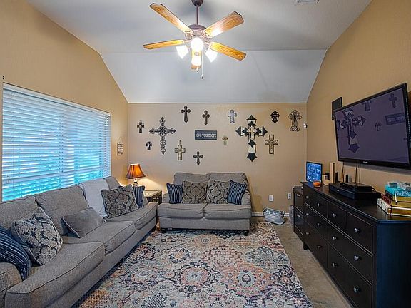 4th image of 638 Oliver Ln