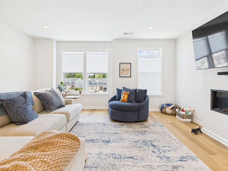 642 Brookwood Glen Ter #B — Photo 11