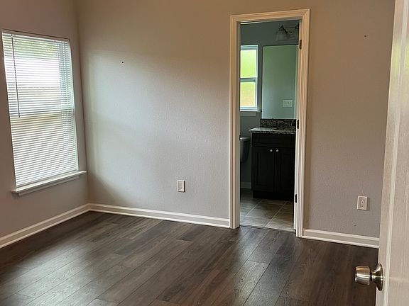 5th image of 461 Aiken St
