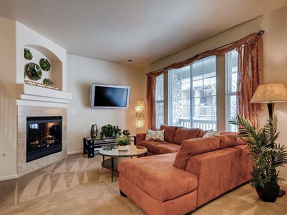 Living room w fireplace