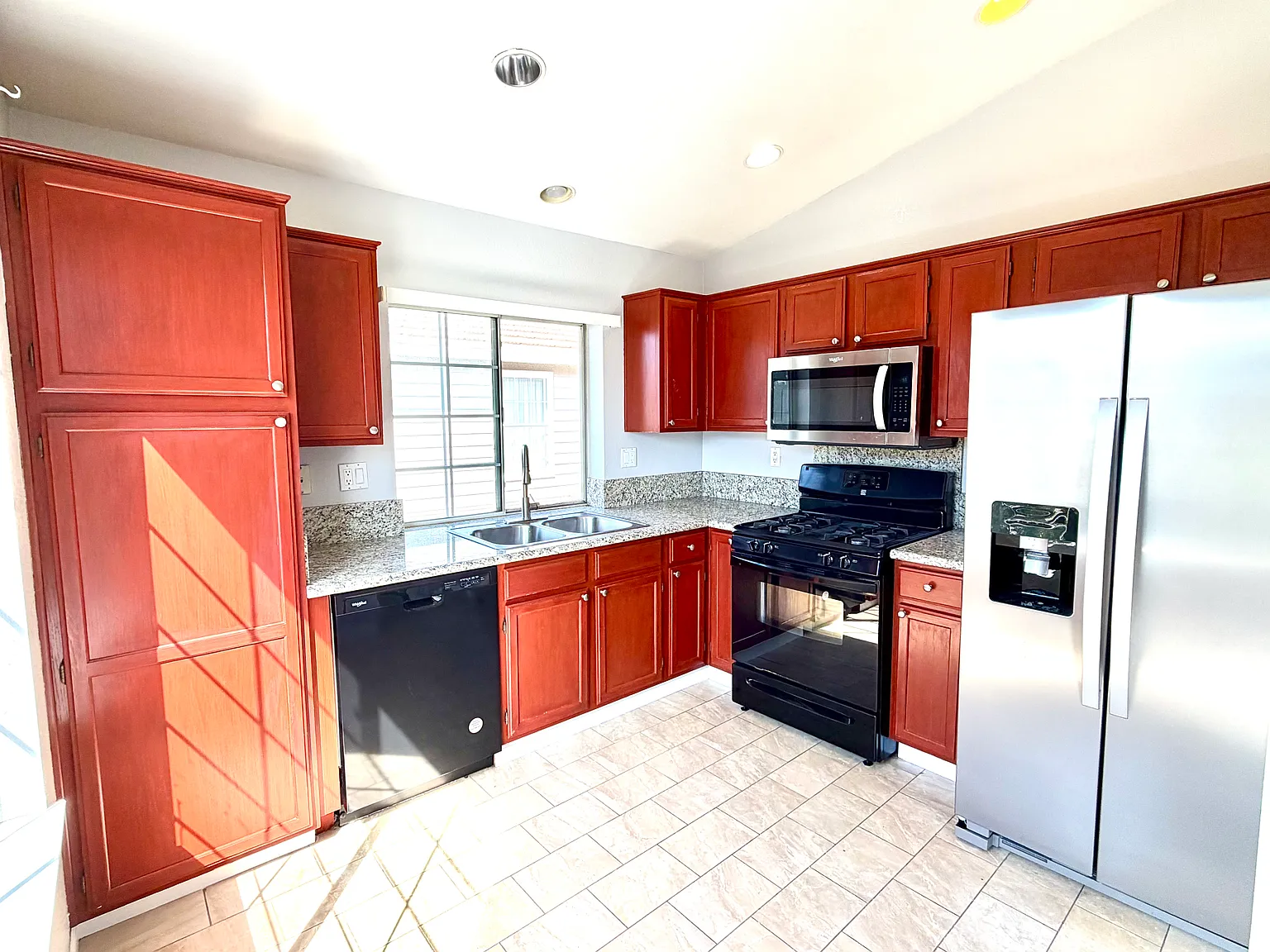3 bed, 2.5 bath, 1422 sqft, $4,350 — Photo 2