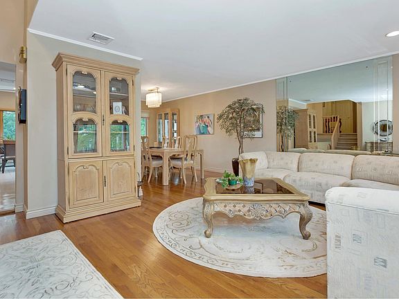 2nd image of 42 Pickwick Dr N