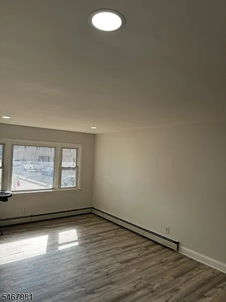 3 bed, 1.0 bath, 1400 sqft, $2,400 — Photo 4