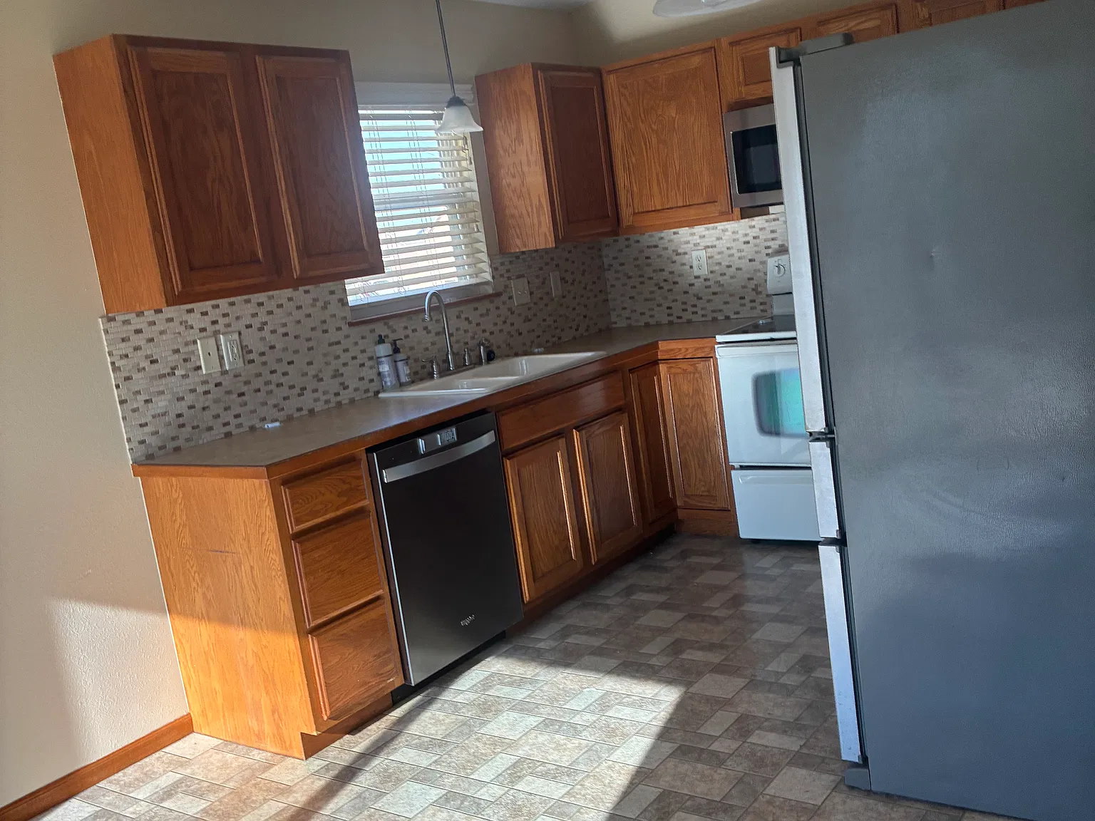 3 bed, 1704 sqft, $2,200 — Photo 2