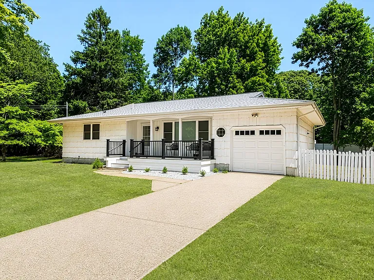 33 Richardson Ave — Photo 2
