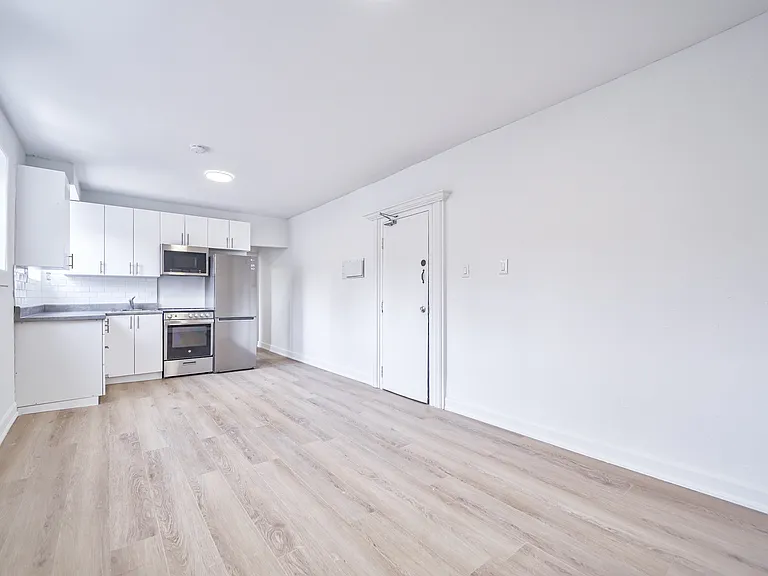 1046 Bathurst St — Photo 32