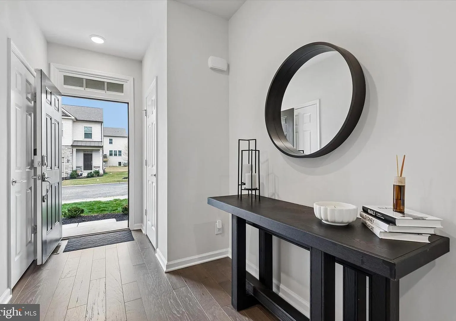 Beautiful 3-Bedroom, 3.5-Bath Home $4,500/Month — Photo 4