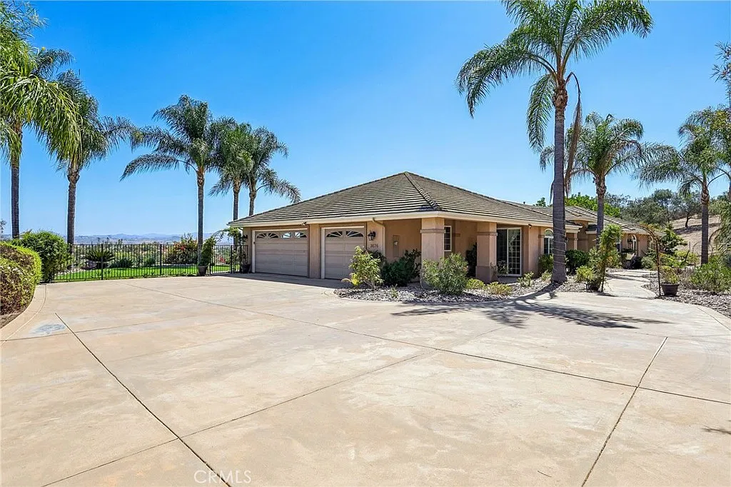 5 bed, 3281 sqft, $5,950 — Photo 2