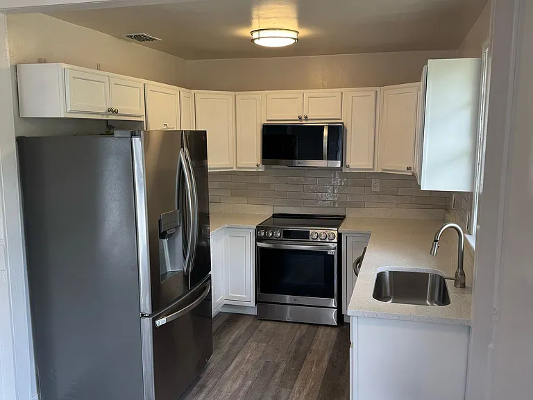 3025 W 16th St — Photo 3