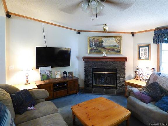 4th image of 136 Spearpoint Ln