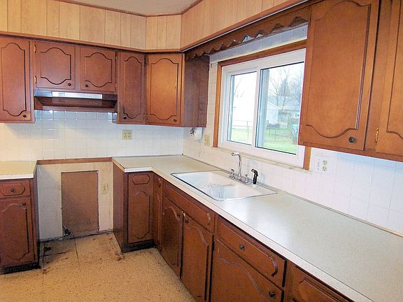 Kitchen has lots of counter space
