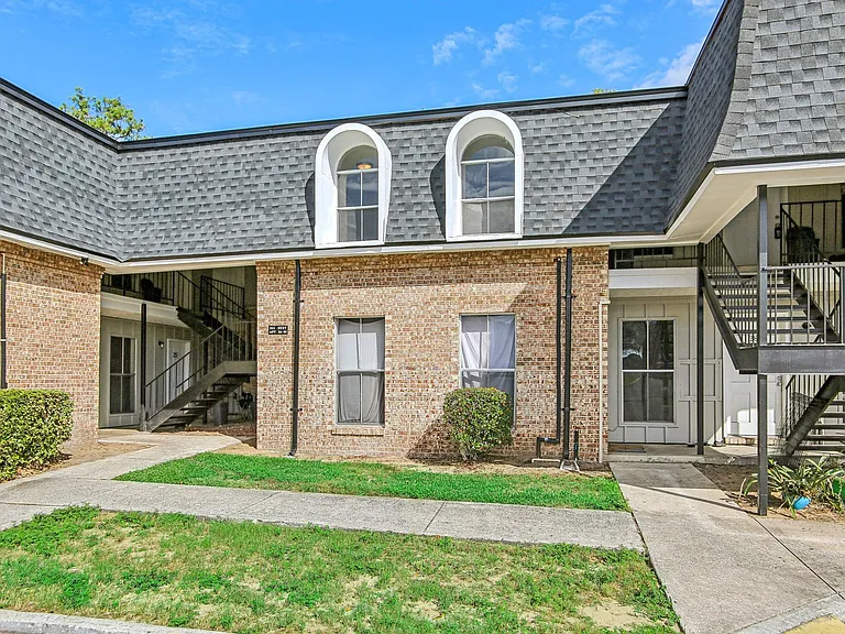 Grand Oaks Apartment — Photo 8