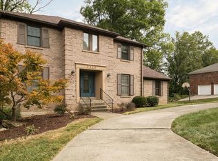 2405 Phoenix Hill Dr, Indian Hills, KY 40207