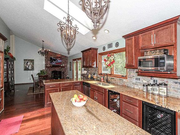 2nd image of 65 Lancelot Ct